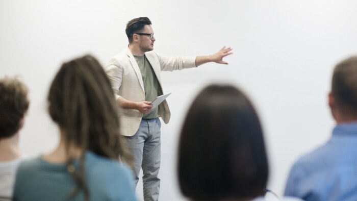 Les universités populaires sont des associations locales d’éducation à but non lucratif. - © Canva