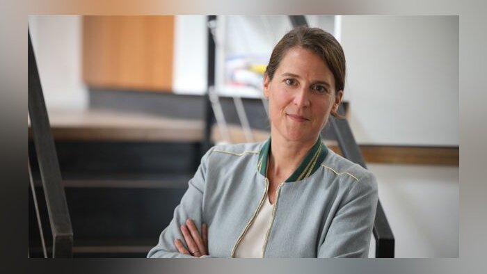 Caroline ACS, Directrice des Éditions Tissot, présente la collection ACTIV. - © D.R.