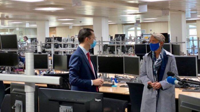 E. Borne, ministre du Travail en visite en entreprise, pour jauger l’application du 100 % télétravail - © D.R.