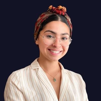 Nejma Belkdhim est directrice des ventes de Nolej, entreprise qu’elle a cofondé en 2020 avec Vincent Favrat, Philippe Decottignies et Bodo Hoenen. - © D.R.