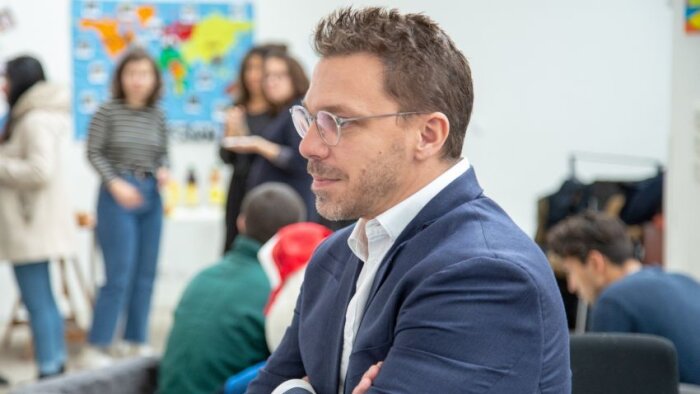 Interview spécial 10 ans de Simplon avec son fondateur Frédéric Bardeau - © D.T.