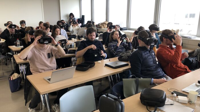 Neoma a opté pour des caques passifs afin d’intégrer la VR en cours. - © M. Dessaux