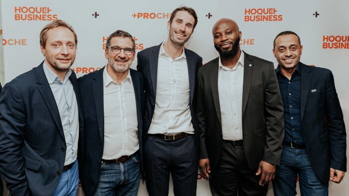 L’équipe dirigeante de l’enseigne et le franchisé, Fabrice Hounkpatin (1) - © Studio Fengari