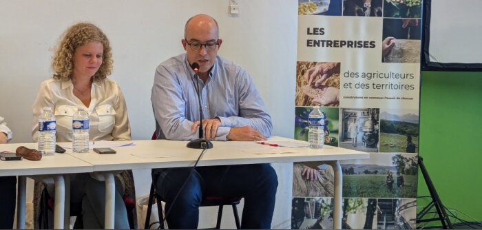 Cécile Warin, chef de projet bien-être animal à l’Itavi, et Marc Besson, responsable de l’activité v - © D.R.