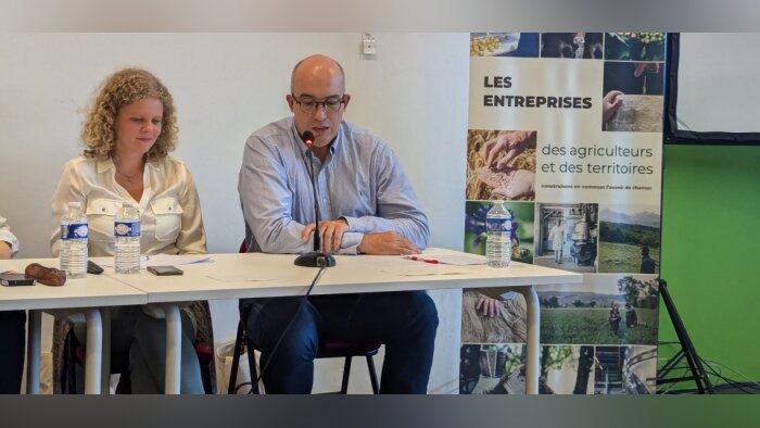 Cécile Warin, chef de projet bien-être animal à l’Itavi, et Marc Besson, responsable de l’activité v - © D.R.