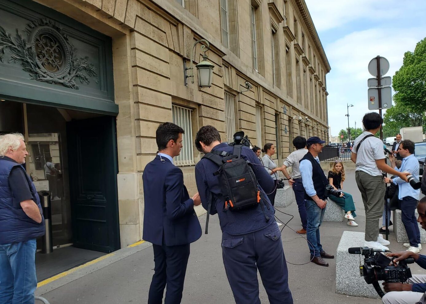 À 16h, bénévoles et journalistes attendent aux sorties de l’Assemblée nationale - © Clémence Kerdaffrec