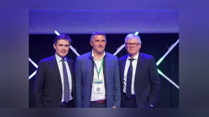 (de g à dr) P.-Y. L’Anthoën, DG, Benoît Verger (Axéréal bio) et J.-F. Loiseau, président d’Axéréal - - © D.R.