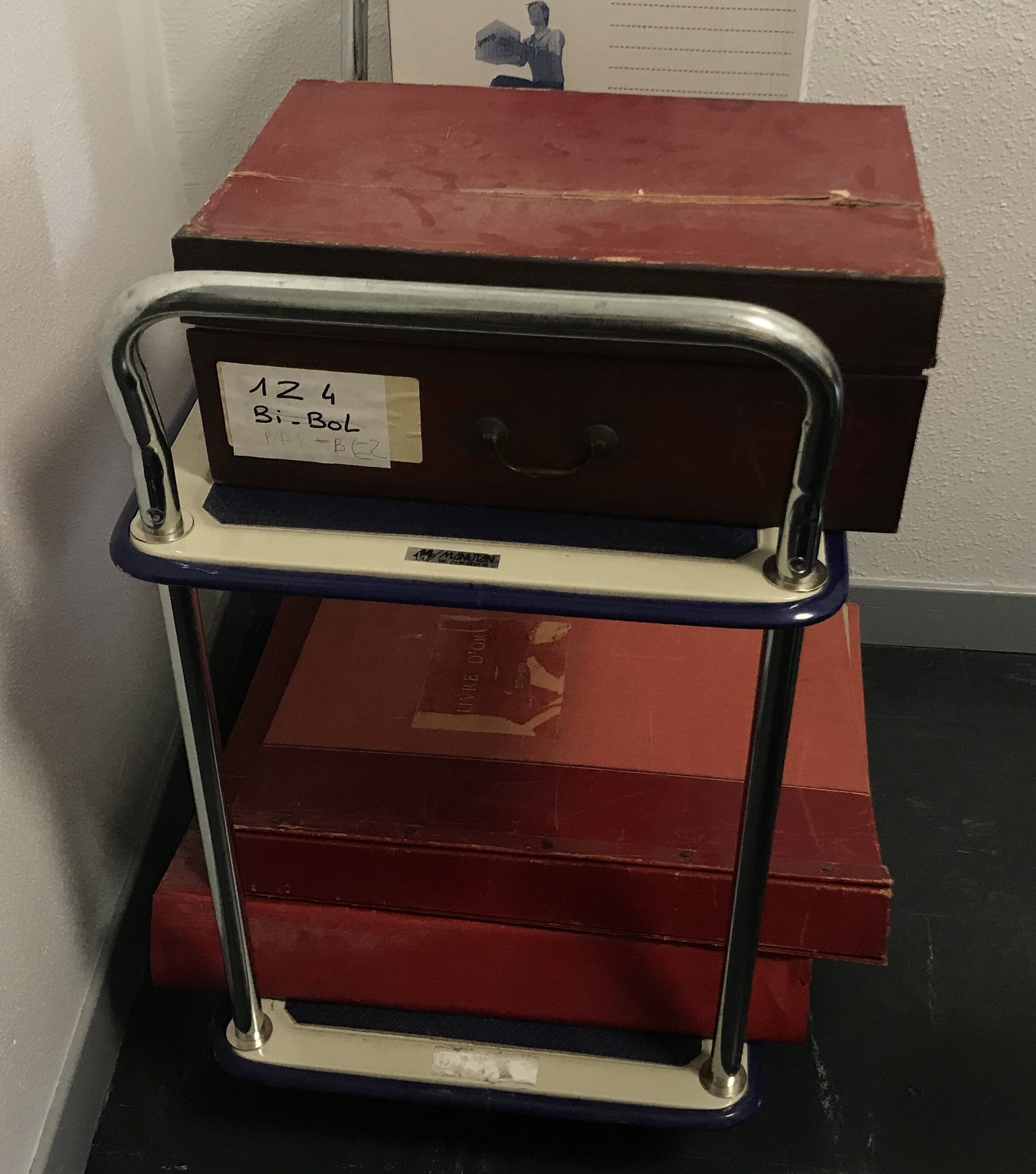 L’archiviste voit passer tous types de documents, par exemple les prises de décisions de la gouvernance. - © Léa Gerakos