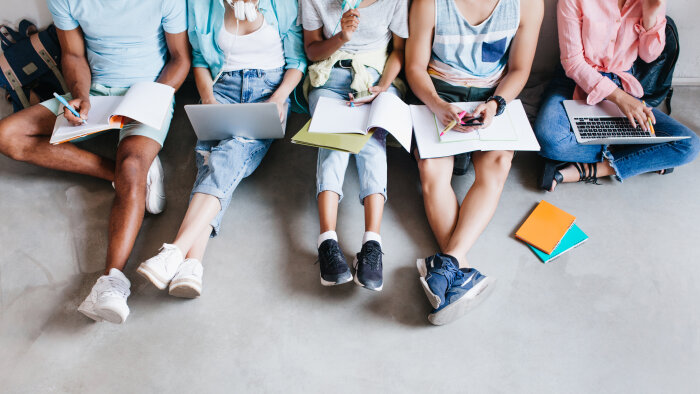 Les étudiants étrangers représentent 14 % de la population estudiantine de France. - © Freepik/lookstudio