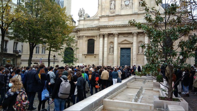 Plus de 250 personnes se sont réunies en hommage à Samuel Paty sur la place de la Sorbonne. - © Isabelle Cormaty