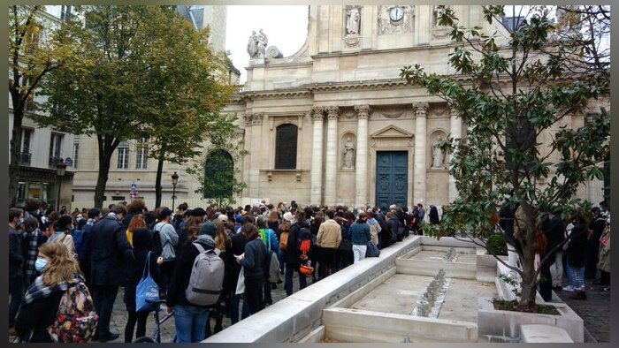 Plus de 250 personnes se sont réunies en hommage à Samuel Paty sur la place de la Sorbonne. - © Isabelle Cormaty