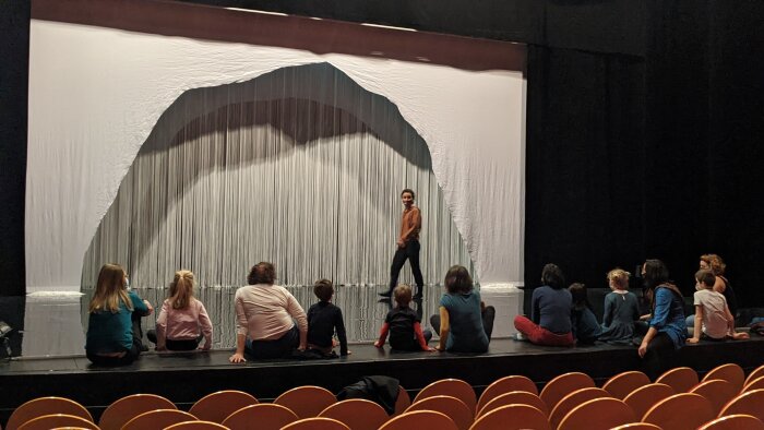 Atelier de médiation au Théâtre de Bourg-En-Bresse (Ain), que dirige Vincent Roche-Lecca.. - © Service communication de la Scène nationale de Bourg-en-Bresse