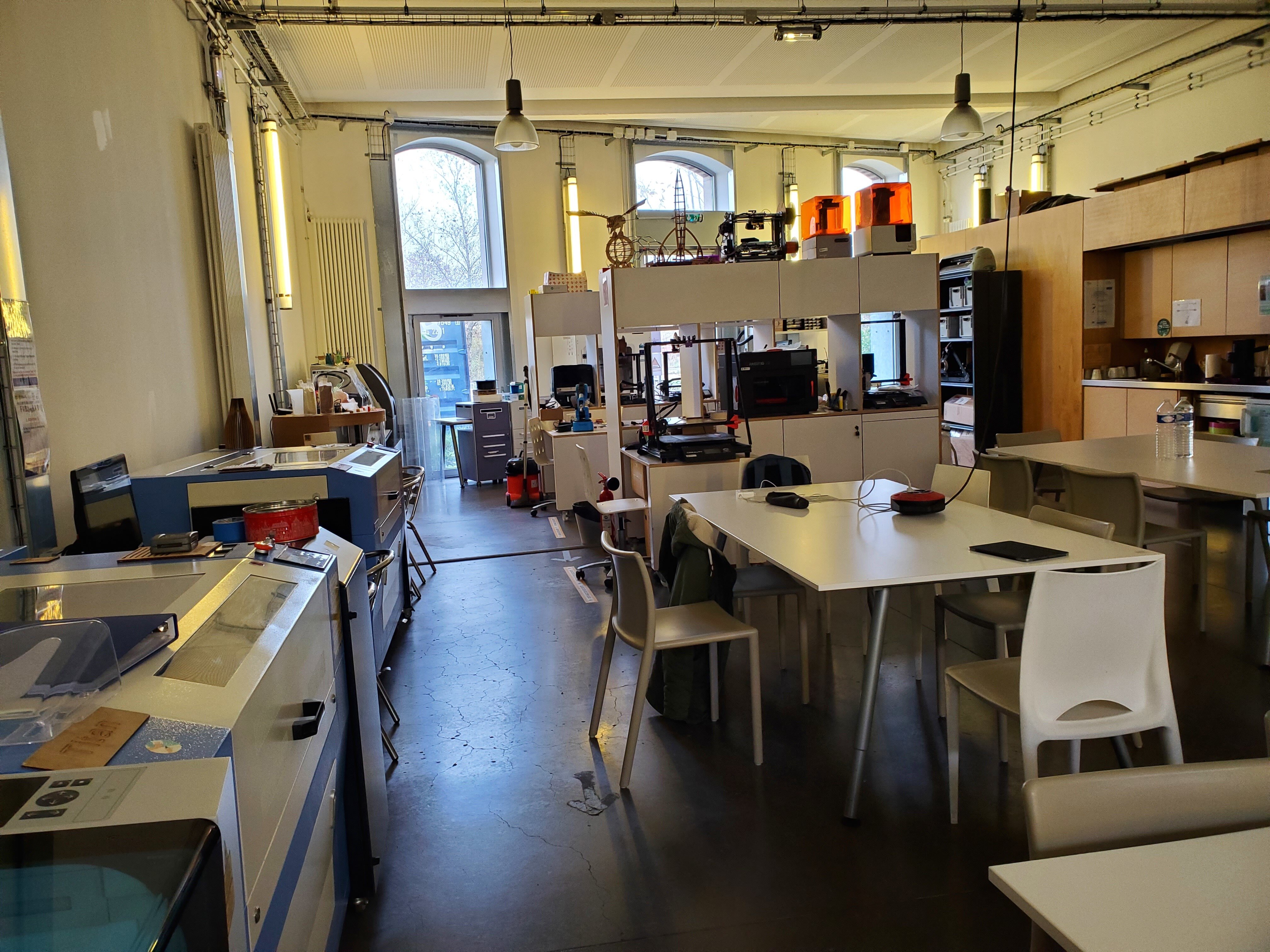 Le LF2L s’étend sur près de 400m2. Selon le référent technique, l’espace commence toutefois à manquer. - © Clémence Kerdaffrec