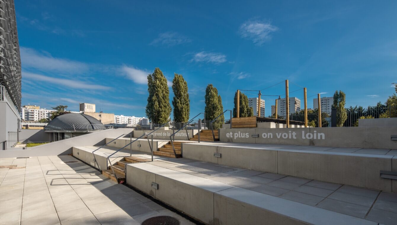 Partie extérieure de l’amphithéâtre qui se poursuit à l’intérieur. - © Nicolas Grosmond
