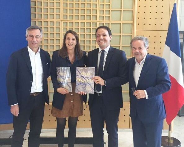Octobre 2019 : Cédric O, alors secrétaire d’État chargé du Numérique, recevait « 30 propositions concrètes pour le plein emploi » en compagnie de représentants de Syntec Numérique, TECH in France et France Digitale. - © D.R.