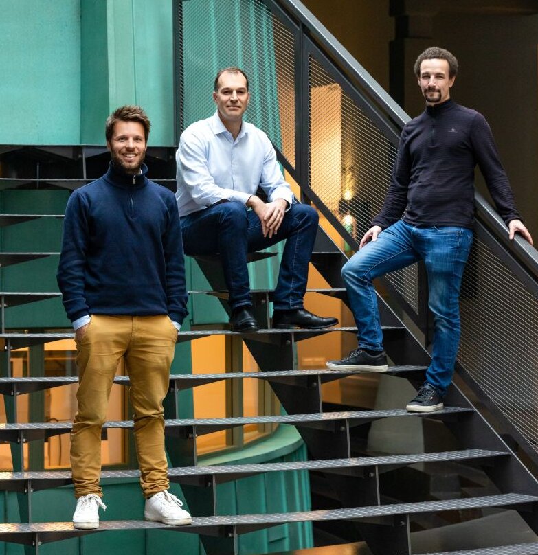 Les fondateurs de Wooclap, Sébastien Lebbe (à gauche) et JonathanˑAlzetta (à droite) passent la main à Baudouin Corman (au centre). - © D.R.