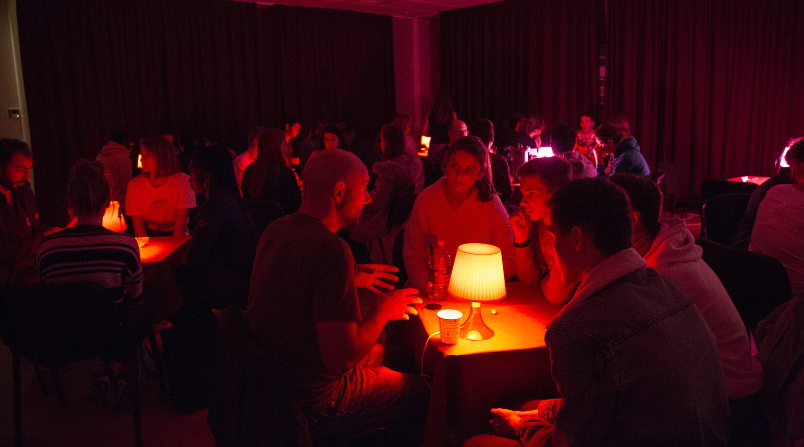 Le speed-searching s’effectue habituellement en présentiel, par petits groupes - © Nuit européenne des chercheurs